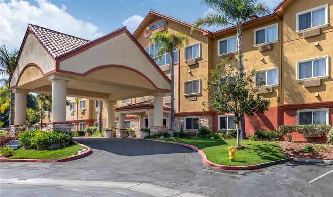 Comfort Suites near Six Flags Magic Mtn Exterior