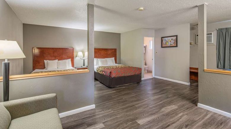 <b>Econo Lodge Inn and Suites Yreka Suite</b>. Images powered by <a href="https://iceportal.shijigroup.com/" title="IcePortal" target="_blank">IcePortal</a>.