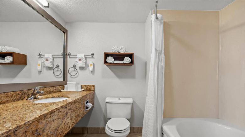 <b>Comfort Inn Room</b>. Images powered by <a href="https://iceportal.shijigroup.com/" title="IcePortal" target="_blank">IcePortal</a>.