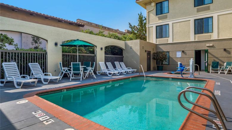 <b>Comfort Inn Pool</b>. Images powered by <a href="https://iceportal.shijigroup.com/" title="IcePortal" target="_blank">IcePortal</a>.