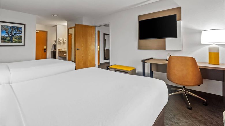 <b>Comfort Inn Suite</b>. Images powered by <a href="https://iceportal.shijigroup.com/" title="IcePortal" target="_blank">IcePortal</a>.