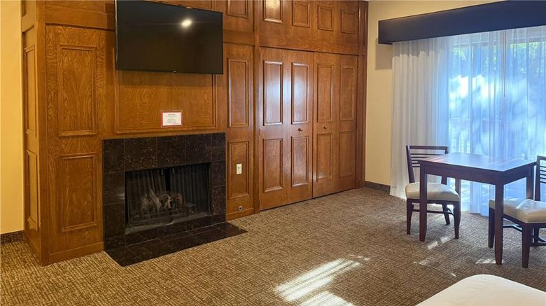<b>Comfort Inn Monterey Peninsula Airport Suite</b>. Images powered by <a href="https://iceportal.shijigroup.com/" title="IcePortal" target="_blank">IcePortal</a>.