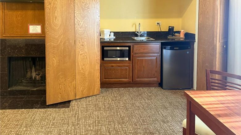 <b>Comfort Inn Monterey Peninsula Airport Suite</b>. Images powered by <a href="https://iceportal.shijigroup.com/" title="IcePortal" target="_blank">IcePortal</a>.