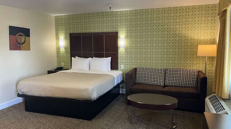 Quality Inn Airport Convention Center Suite