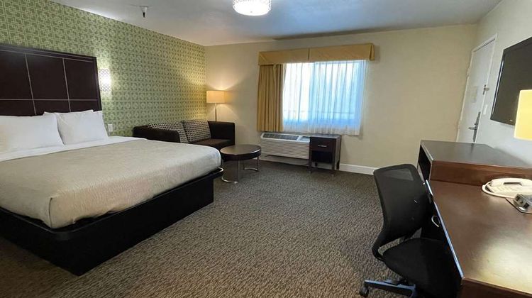 Quality Inn Airport Convention Center Suite
