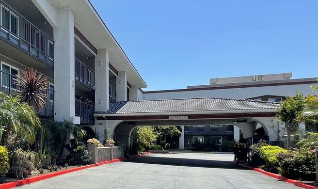 Quality Inn Airport Convention Center Exterior