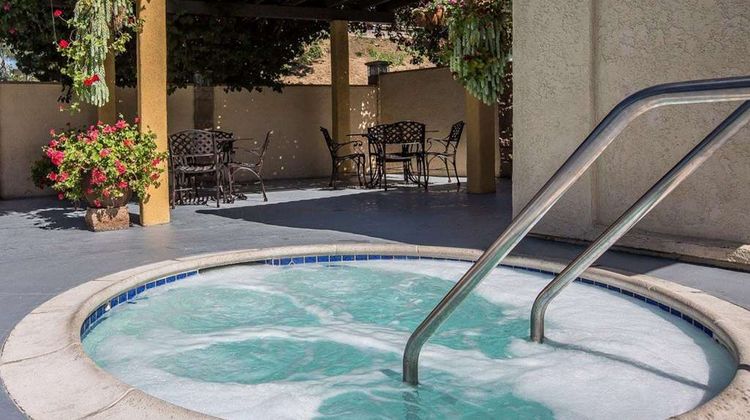 Quality Inn Airport Convention Center Pool