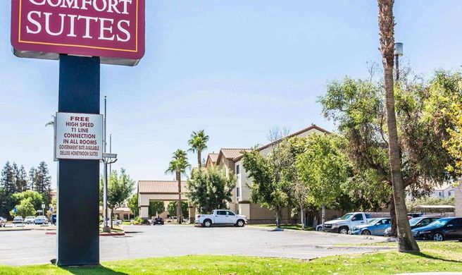 Comfort Suites Exterior