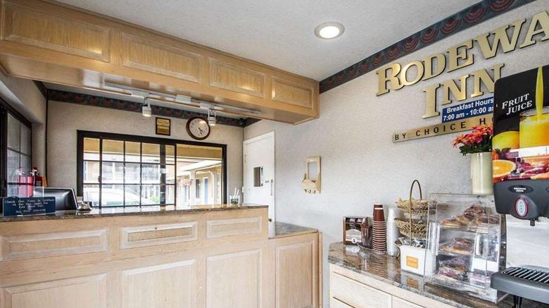 <b>Rodeway Inn Lobby</b>. Images powered by <a href="https://iceportal.shijigroup.com/" title="IcePortal" target="_blank">IcePortal</a>.