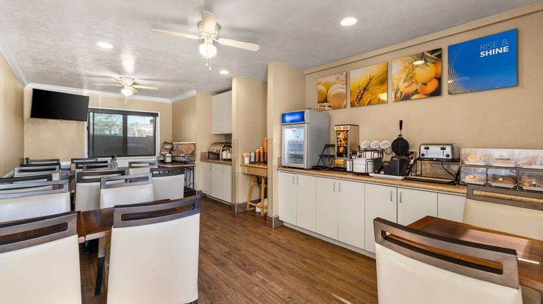 <b>Comfort Inn San Diego Airport at Harbor Restaurant</b>. Images powered by <a href="https://iceportal.shijigroup.com/" title="IcePortal" target="_blank">IcePortal</a>.