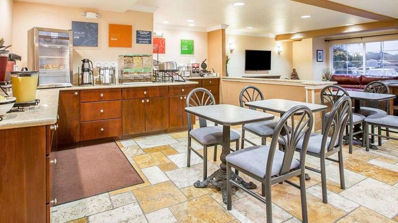 <b>Comfort Inn & Suites Restaurant</b>. Images powered by <a href="https://iceportal.shijigroup.com/" title="IcePortal" target="_blank">IcePortal</a>.