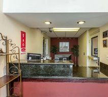 Econo Lodge Inn & Suites Riverside Lobby