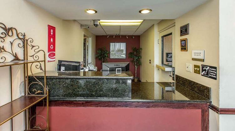 Econo Lodge Inn & Suites Riverside Lobby