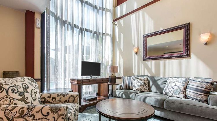 Econo Lodge Inn & Suites Riverside Lobby