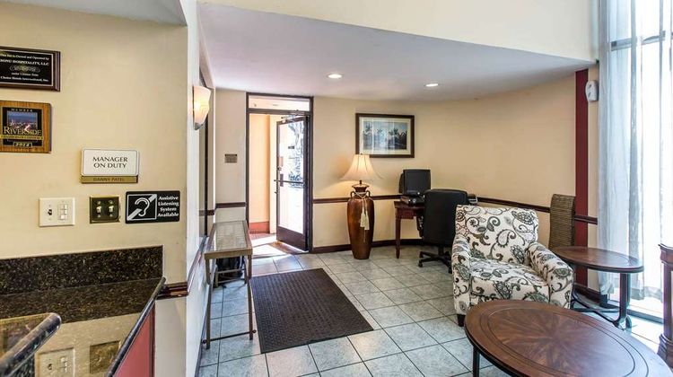 Econo Lodge Inn & Suites Riverside Lobby
