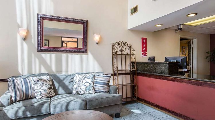 Econo Lodge Inn & Suites Riverside Lobby