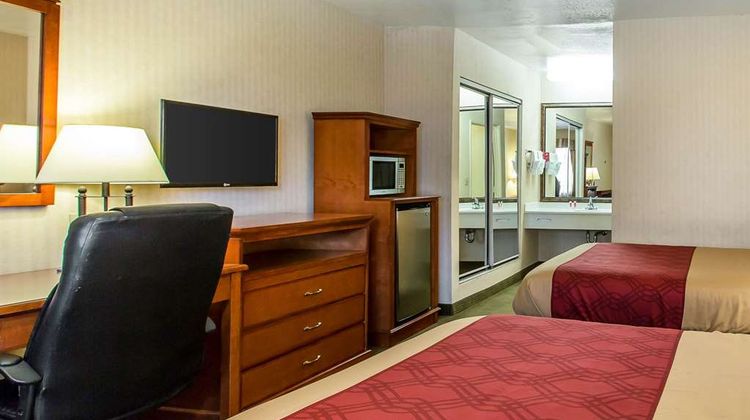Econo Lodge Inn & Suites Riverside Room