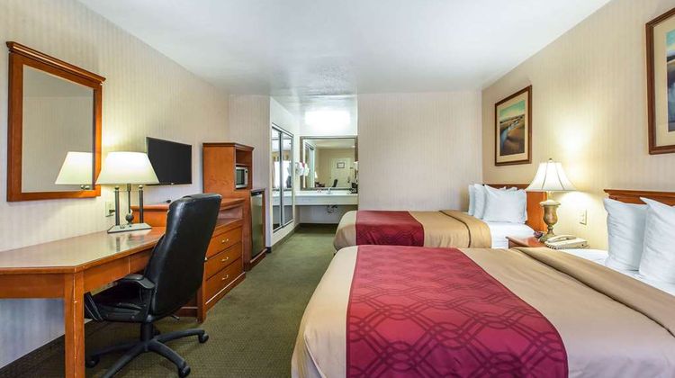 Econo Lodge Inn & Suites Riverside Room