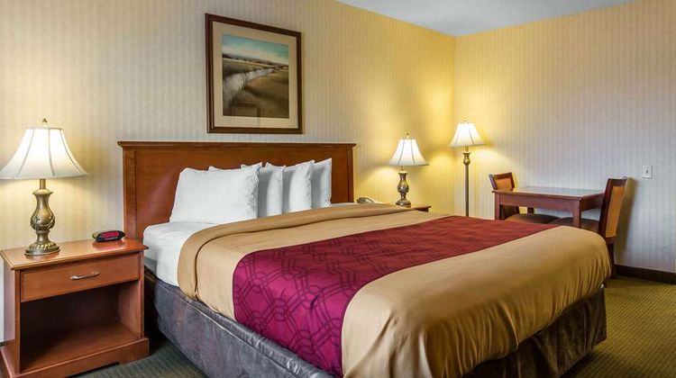 Econo Lodge Inn & Suites Riverside Room