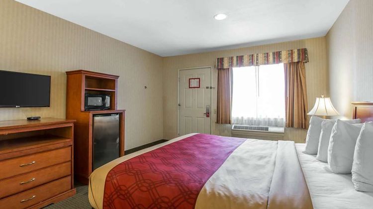 Econo Lodge Inn & Suites Riverside Room