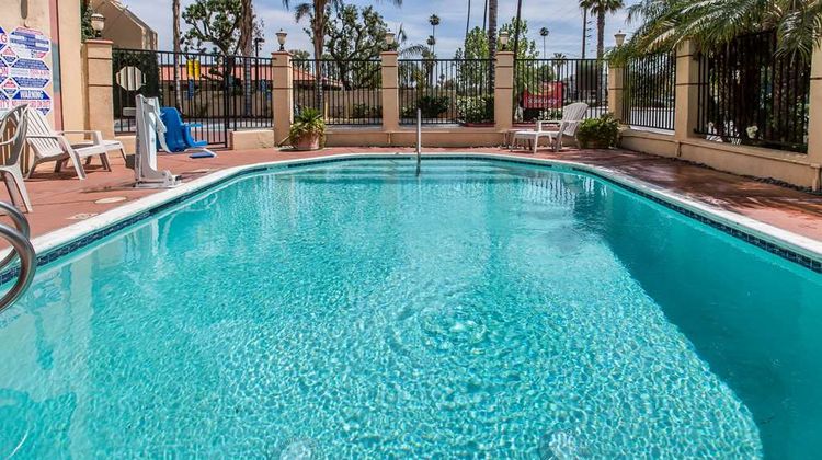 Econo Lodge Inn & Suites Riverside Pool