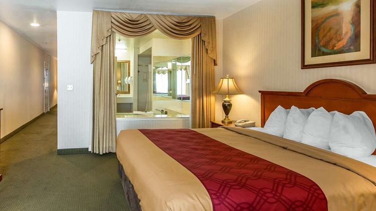Econo Lodge Inn & Suites Riverside Suite
