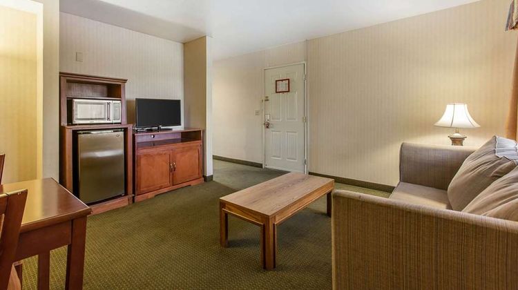 Econo Lodge Inn & Suites Riverside Suite