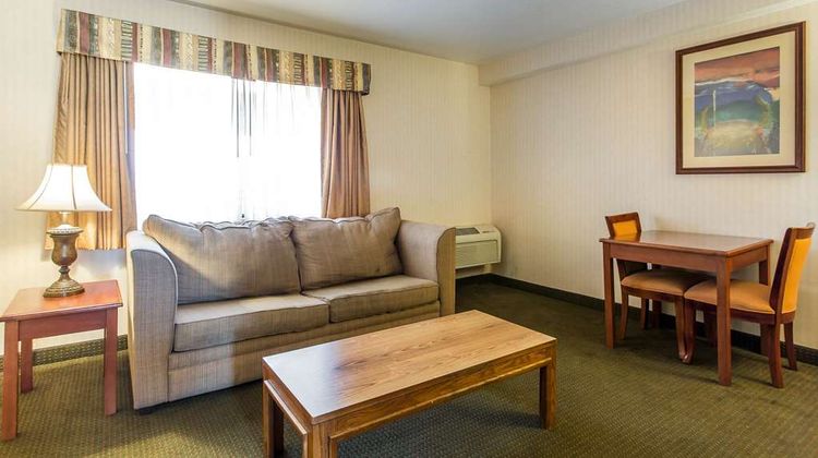 Econo Lodge Inn & Suites Riverside Suite