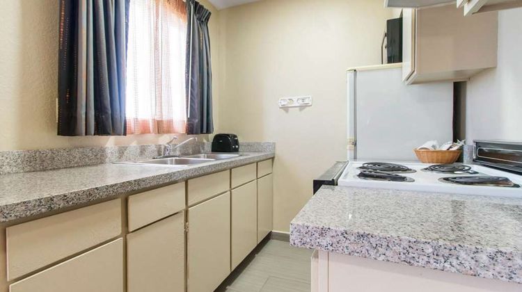 Quality Inn & Suites Redwood Coast Room