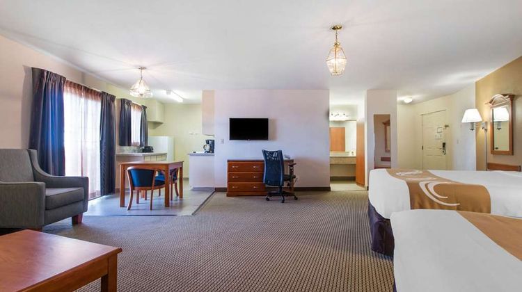 Quality Inn & Suites Redwood Coast Suite