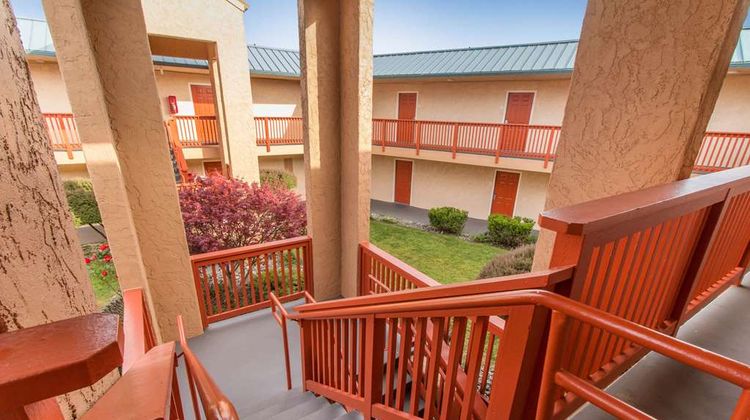 Quality Inn & Suites Redwood Coast Exterior