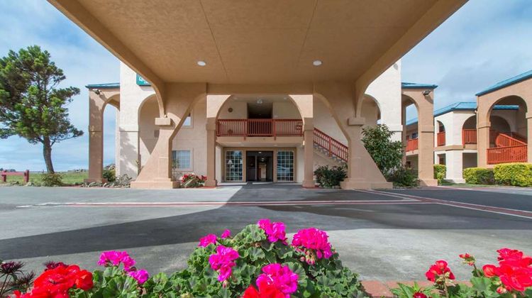 Quality Inn & Suites Redwood Coast Exterior