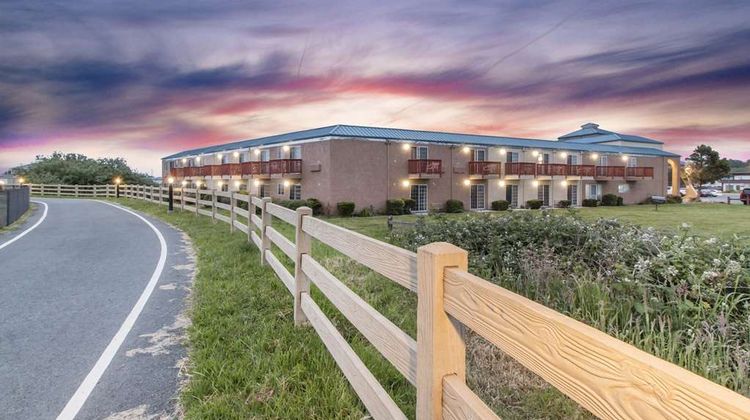 Quality Inn & Suites Redwood Coast Exterior