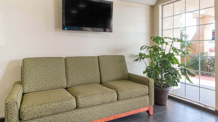 Quality Inn & Suites Redwood Coast Lobby