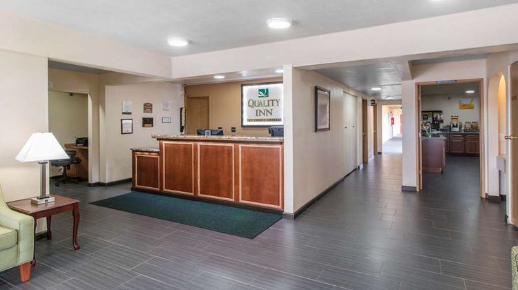 Quality Inn & Suites Redwood Coast Lobby