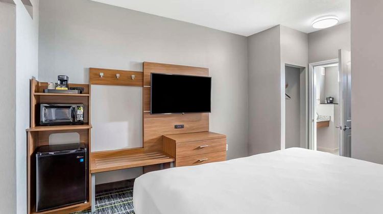 Quality Inn & Suites Suite