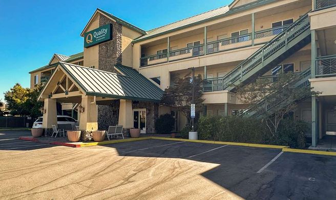 Quality Inn & Suites Exterior