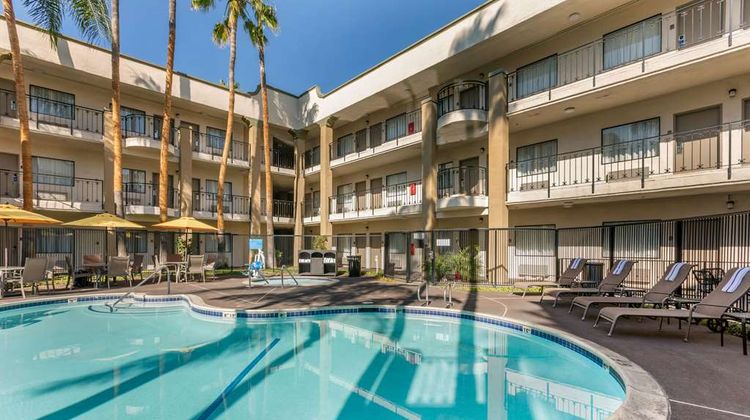 Comfort Inn & Suites Orange County Pool