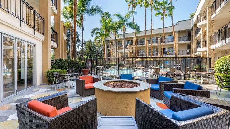 Comfort Inn & Suites Orange County Pool