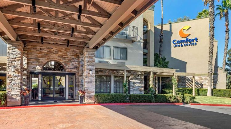 Comfort Inn & Suites Orange County Exterior