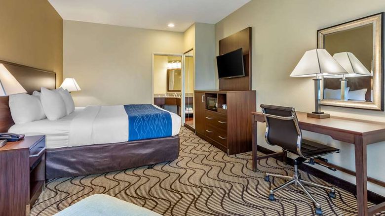 <b>Comfort Inn & Suites Orange County Room</b>. Images powered by <a href="https://iceportal.shijigroup.com/" title="IcePortal" target="_blank">IcePortal</a>.