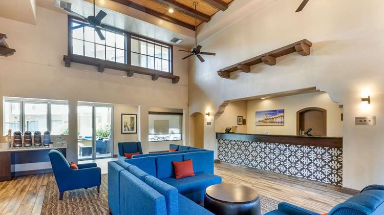 Comfort Inn & Suites Orange County Lobby