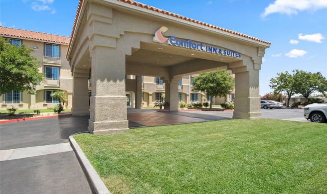 Comfort Inn & Suites Exterior
