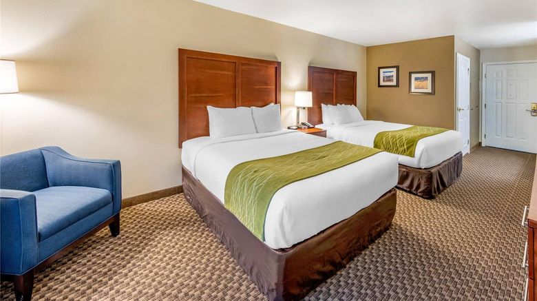 <b>Comfort Inn & Suites Room</b>. Images powered by <a href="https://iceportal.shijigroup.com/" title="IcePortal" target="_blank">IcePortal</a>.