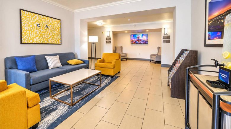 <b>Comfort Inn & Suites Lobby</b>. Images powered by <a href="https://iceportal.shijigroup.com/" title="IcePortal" target="_blank">IcePortal</a>.