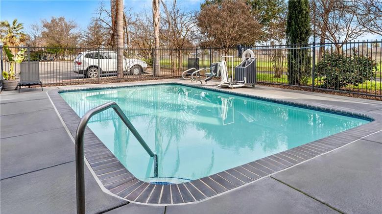 <b>Comfort Suites Clovis Fresno Pool</b>. Images powered by <a href="https://iceportal.shijigroup.com/" title="IcePortal" target="_blank">IcePortal</a>.