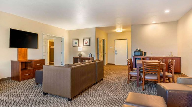 <b>Comfort Inn & Suites Suite</b>. Images powered by <a href="https://iceportal.shijigroup.com/" title="IcePortal" target="_blank">IcePortal</a>.