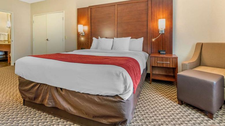 <b>Comfort Inn & Suites Suite</b>. Images powered by <a href="https://iceportal.shijigroup.com/" title="IcePortal" target="_blank">IcePortal</a>.