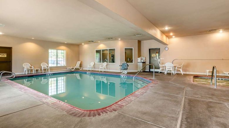 <b>Comfort Inn & Suites Pool</b>. Images powered by <a href="https://iceportal.shijigroup.com/" title="IcePortal" target="_blank">IcePortal</a>.