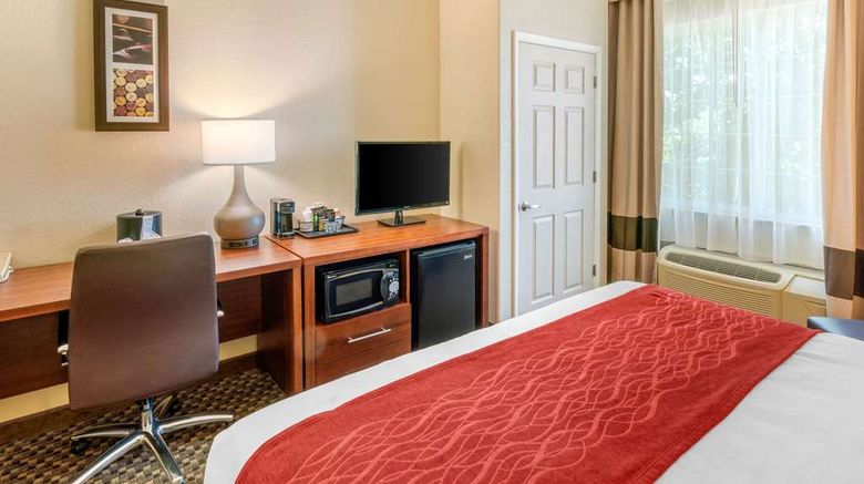 <b>Comfort Inn & Suites Room</b>. Images powered by <a href="https://iceportal.shijigroup.com/" title="IcePortal" target="_blank">IcePortal</a>.